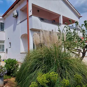 https://rooms-hodanic.primorje-gorskikotar.com